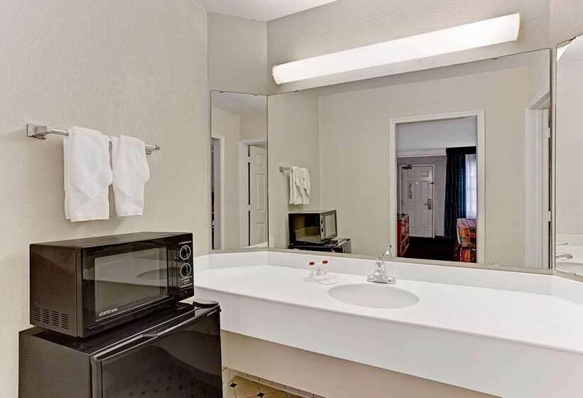 בית מלון כפרי Days Inn By Wyndham Tucson City Center