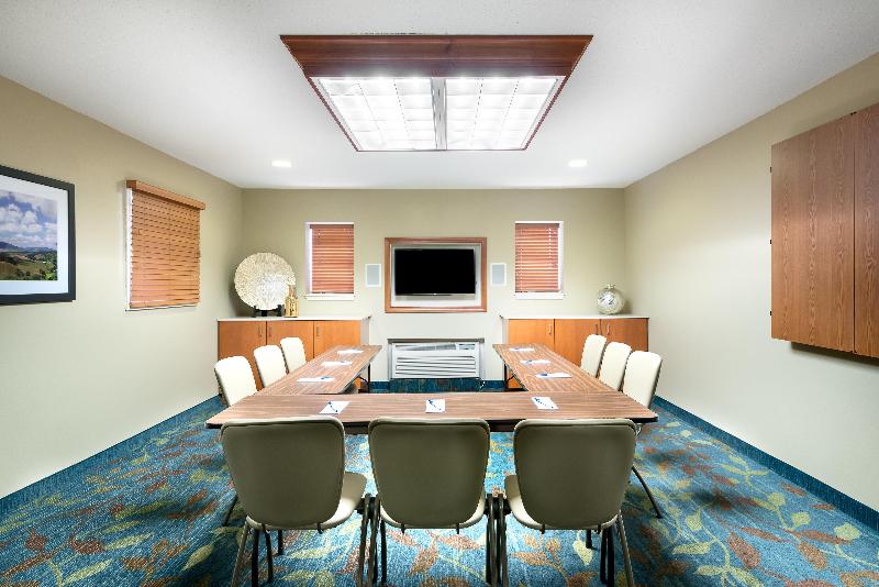 Отель Candlewood Suites Sterling, An Ihg