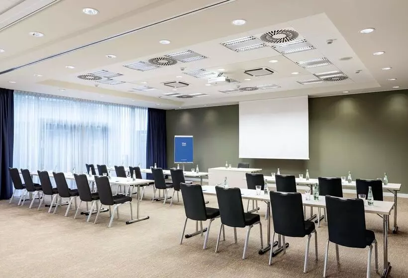 Отель NH Köln Altstadt