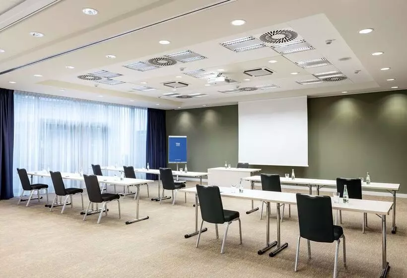 Отель NH Köln Altstadt