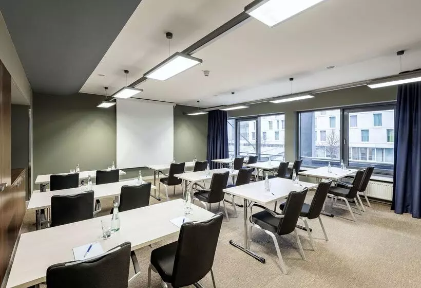 Отель NH Köln Altstadt