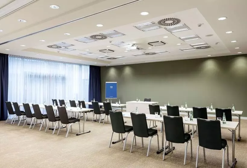 Отель NH Köln Altstadt