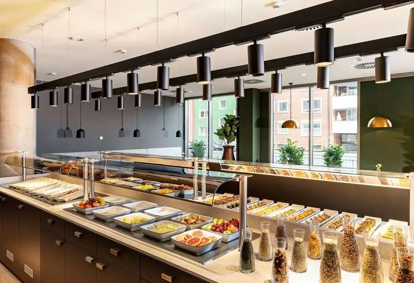 Отель NH Köln Altstadt