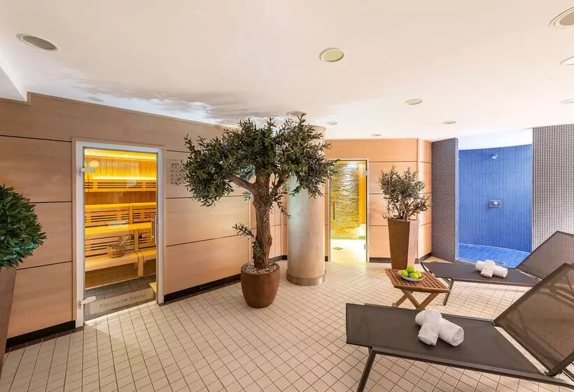 Отель NH Köln Altstadt