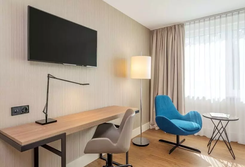 Отель NH Köln Altstadt