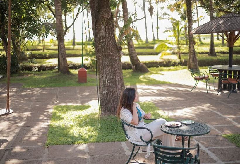 Hotelli Coconut Lagoon Kumarakom  A Cgh Earth Experience