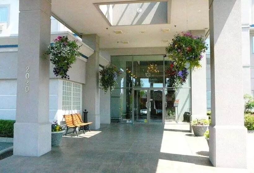 Coast Abbotsford Hotel & Suites