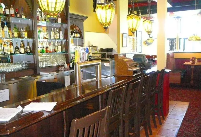 Coast Abbotsford Hotel & Suites