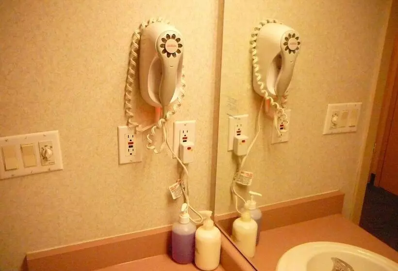 Coast Abbotsford Hotel & Suites