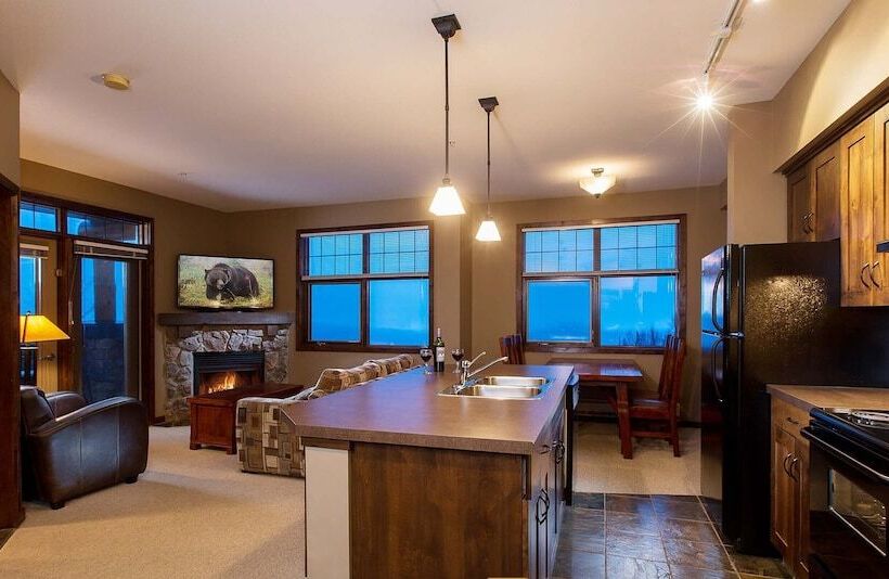 هتل Glacier Mountaineer Lodge