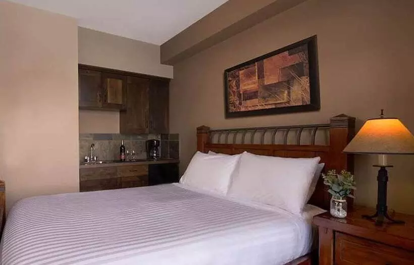 호텔 Glacier Mountaineer Lodge