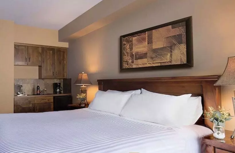 호텔 Glacier Mountaineer Lodge