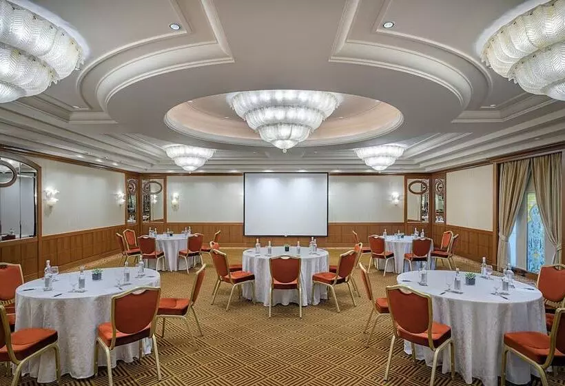 Sheraton Dubai Creek Hotel & Towers