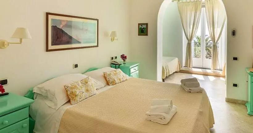 Отель Ossidiana Stromboli Center