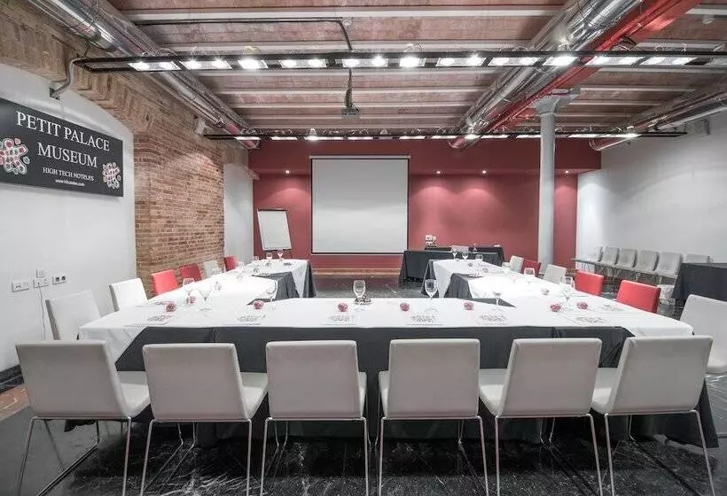 Отель Petit Palace Museum