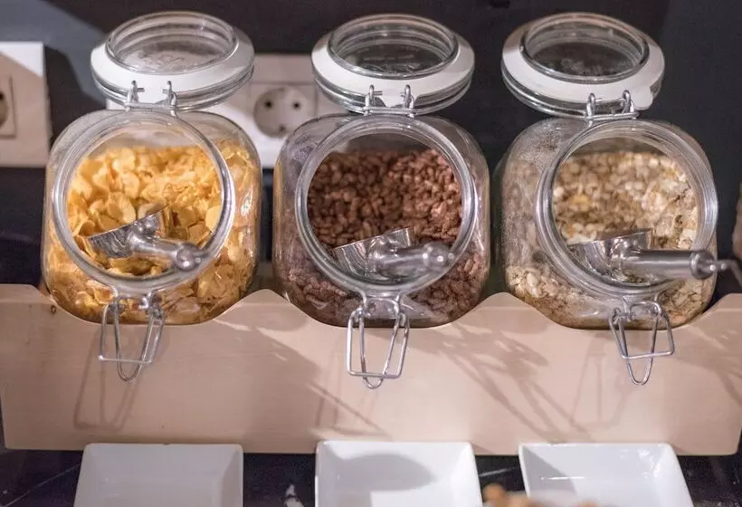 Отель Petit Palace Museum