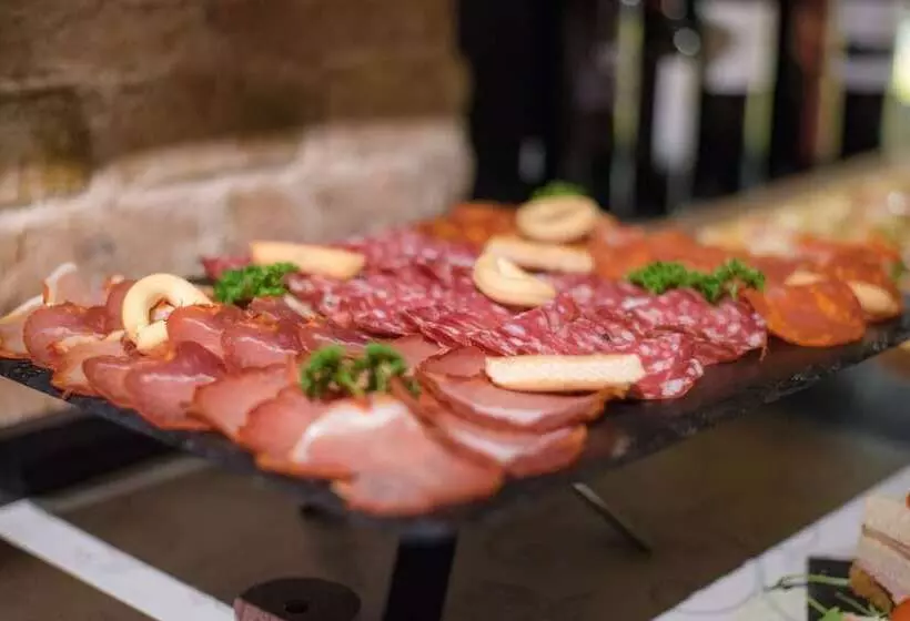 Отель Petit Palace Museum