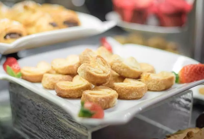 Отель Petit Palace Museum