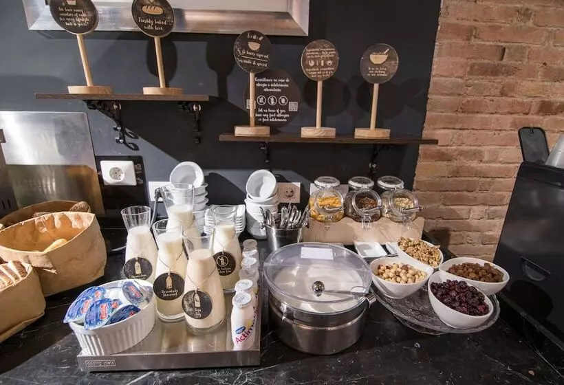 Отель Petit Palace Museum