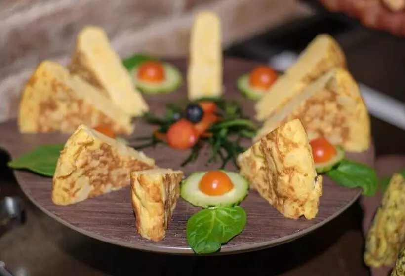 Отель Petit Palace Museum