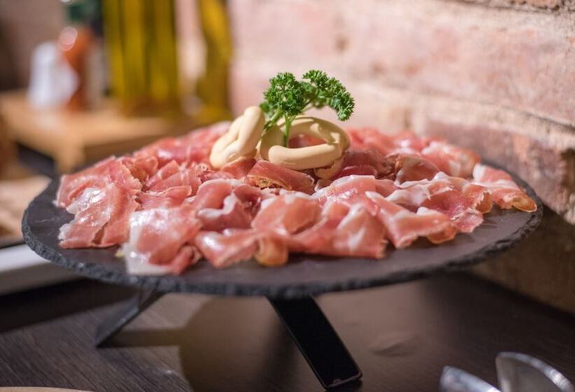 هتل Petit Palace Museum