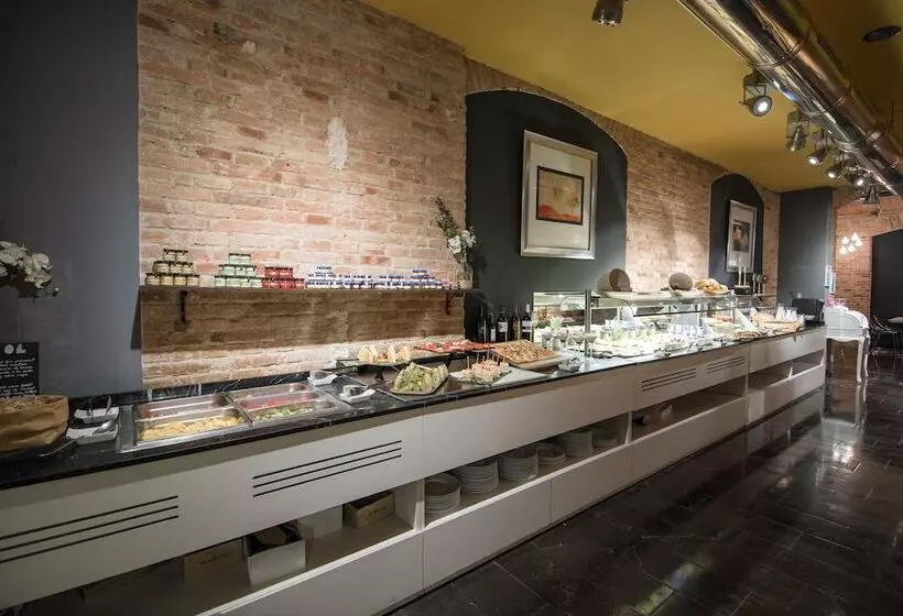 Отель Petit Palace Museum