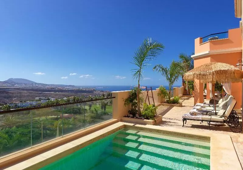 Royal Garden Villas, Luxury