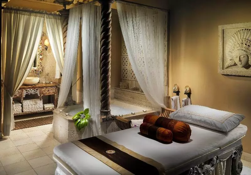 Royal Garden Villas, Luxury