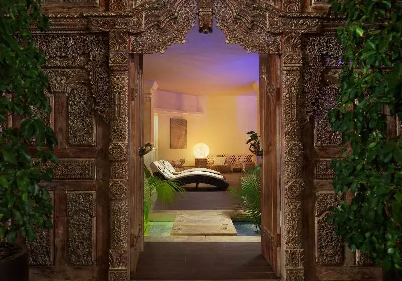 Royal Garden Villas, Luxury