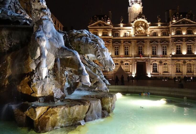 هتل Crowne Plaza Lyon   Cité Internationale