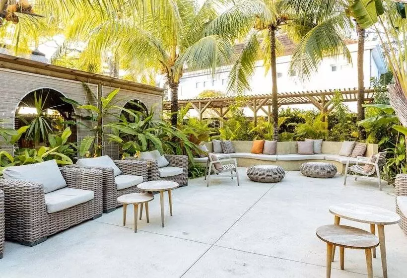 Hotel Friday Attitude