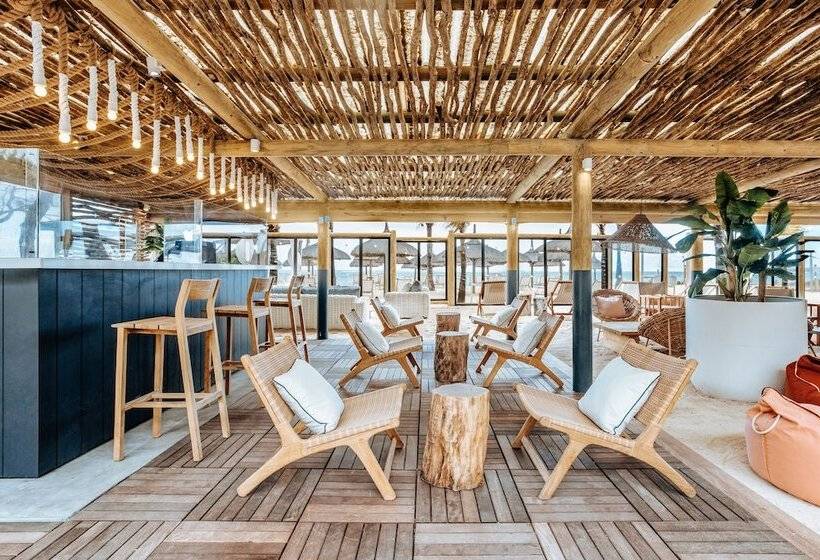 Hotel Friday Attitude