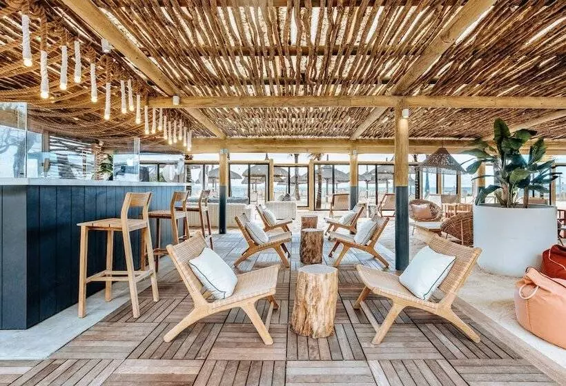 Hotel Friday Attitude