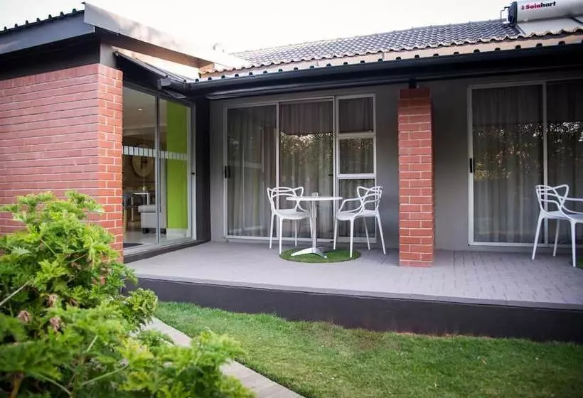 בית מלון כפרי Palm Lodge Guest House