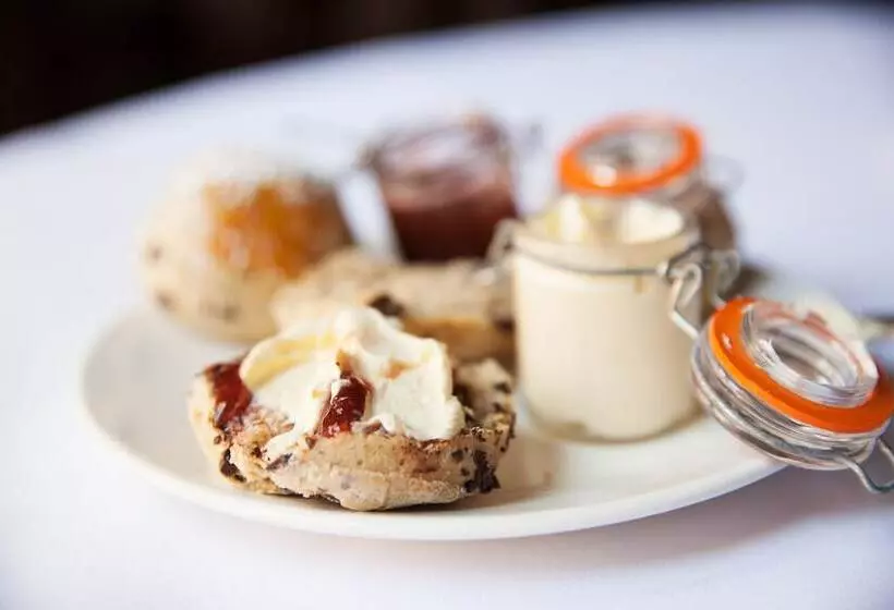 Отель Whittlebury Hall And Spa