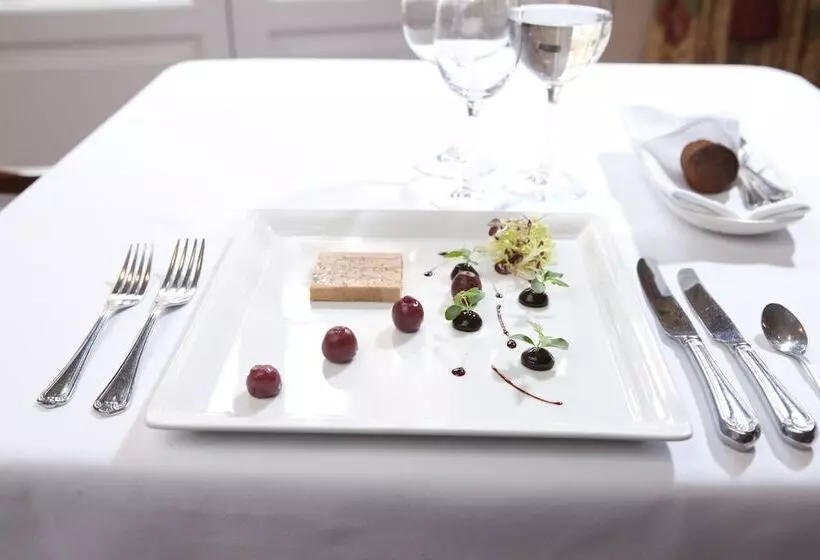 Отель Whittlebury Hall And Spa