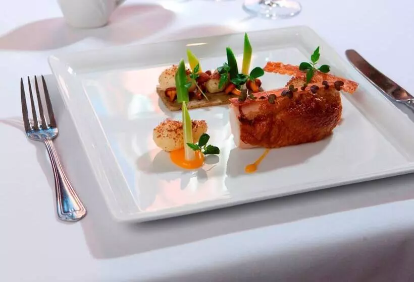 Отель Whittlebury Hall And Spa