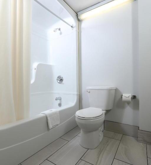 هتل Canad Inns Destination Centre Brandon