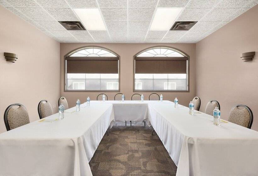 هتل Coast Swift Current