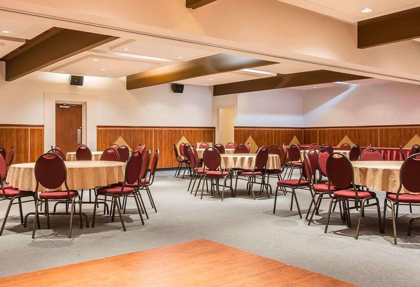 בית מלון כפרי Econo Lodge Forestville