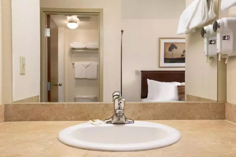 Отель Grande Cache Inn & Suites