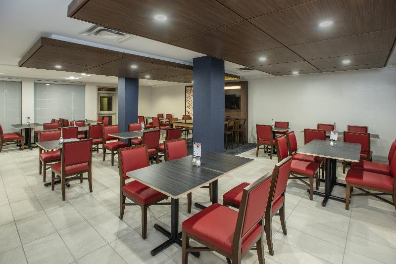 هتل Holiday Inn Express & Suites Medicine Hat, An Ihg
