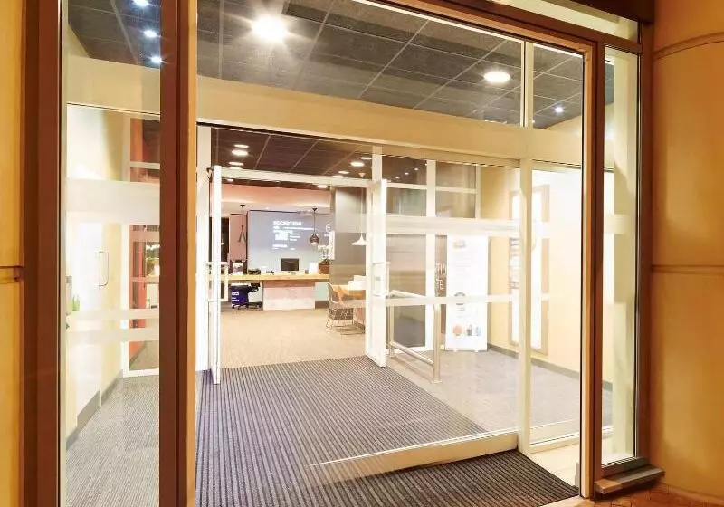 בית מלון כפרי Ibis Reading Centre