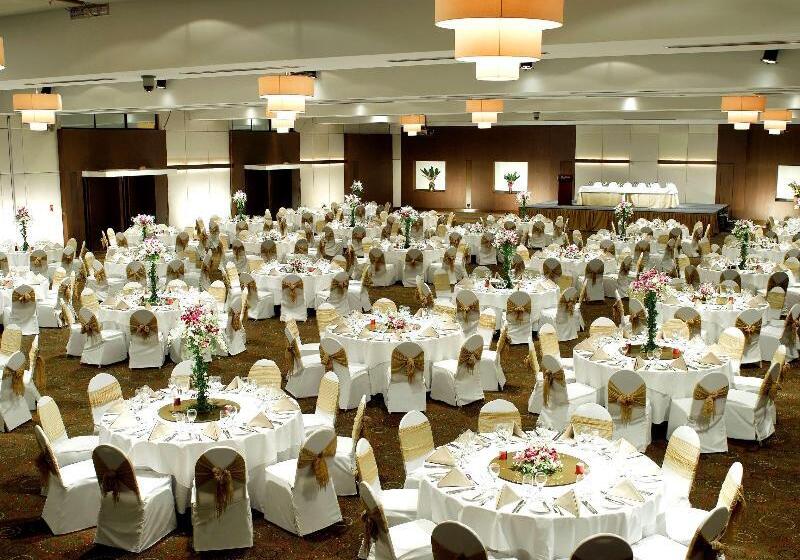 هتل Radisson Blu Dhaka Water Garden