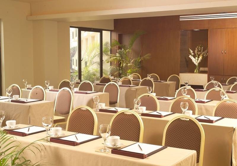 هتل Radisson Blu Dhaka Water Garden