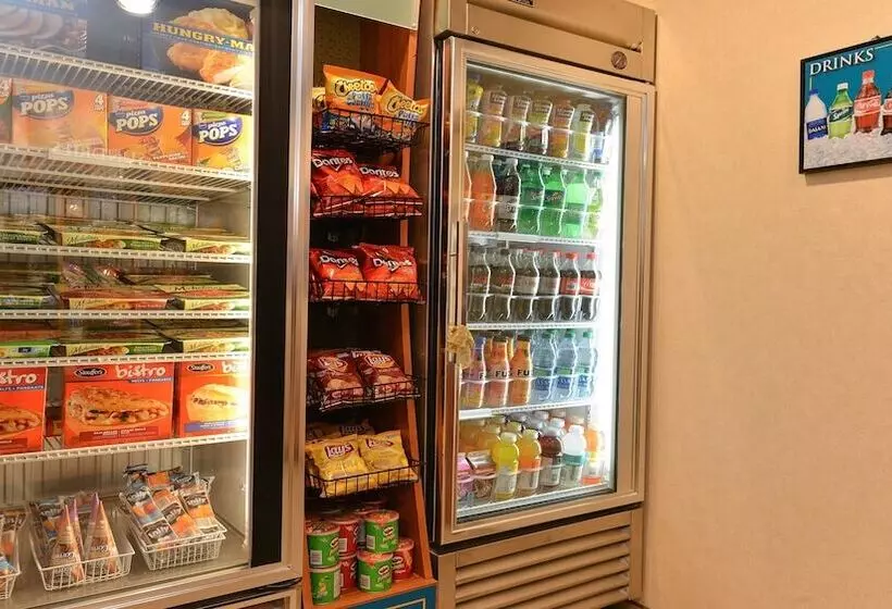 Отель Staybridge Suites Calgary Airport, An Ihg