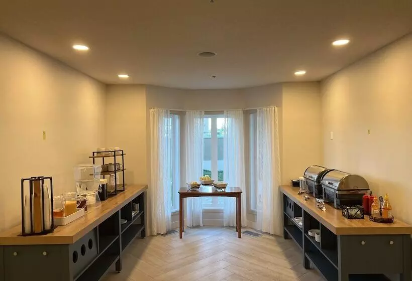 Отель Staybridge Suites Calgary Airport, An Ihg