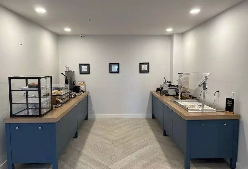 Отель Staybridge Suites Calgary Airport, An Ihg