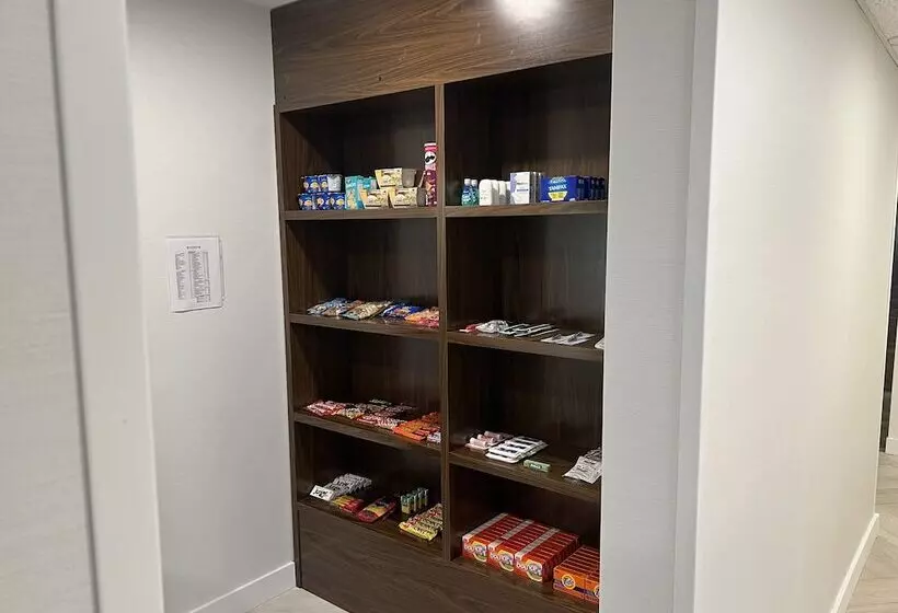 Отель Staybridge Suites Calgary Airport, An Ihg