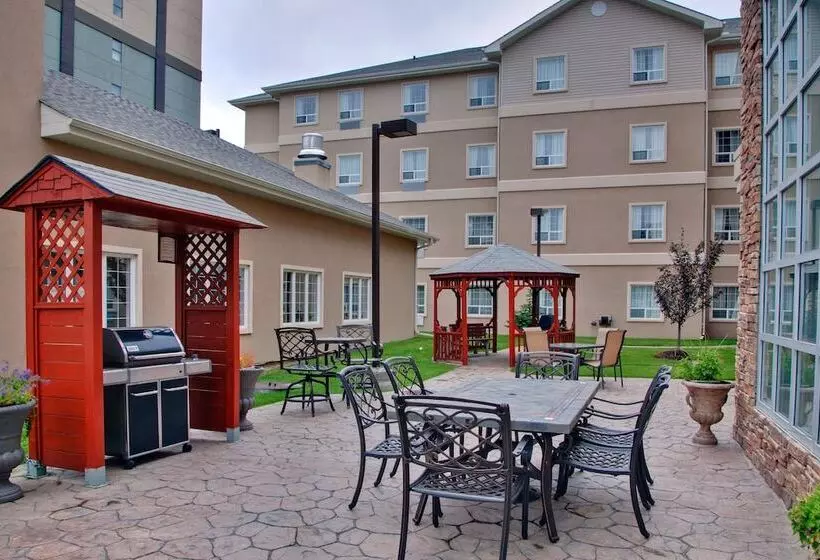 Отель Staybridge Suites Calgary Airport, An Ihg